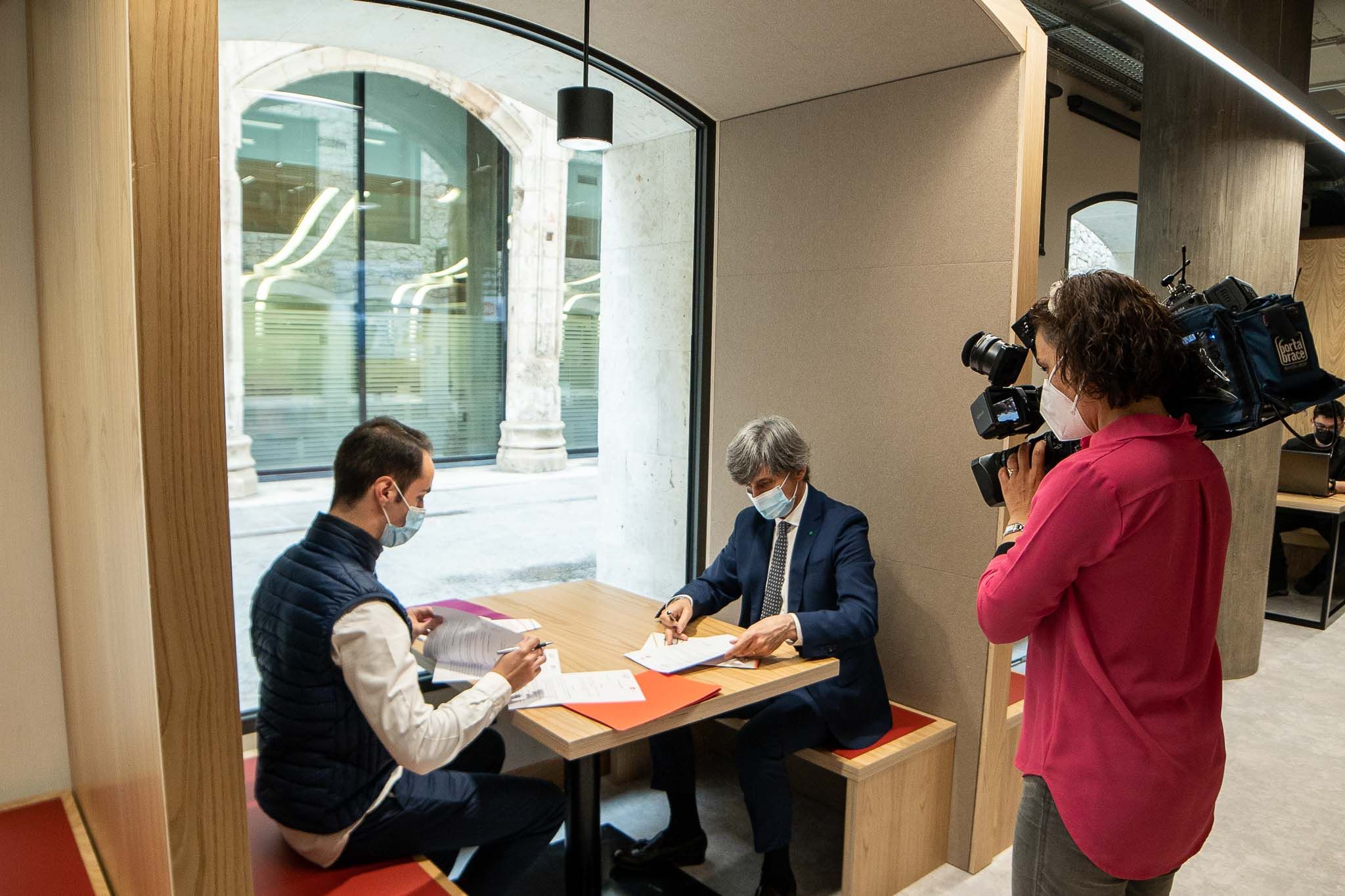 Firma del convenio entre AJE Burgos y Fundación Caja de Burgos.