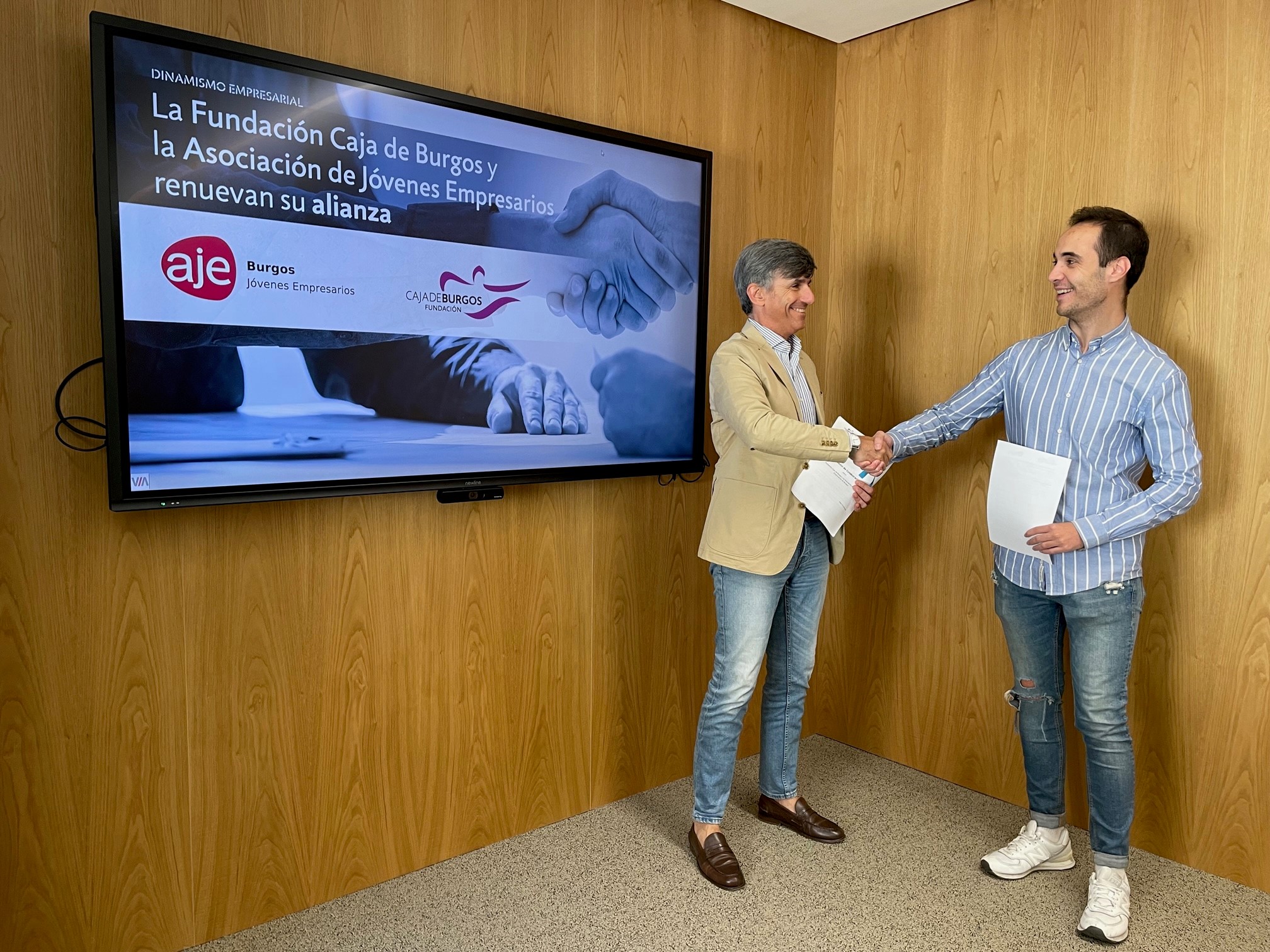 El convenio entre la Fundación Caja de Burgos y AJE Burgos se ha firmado en la sede de la Fundación, el edificio Nexo.