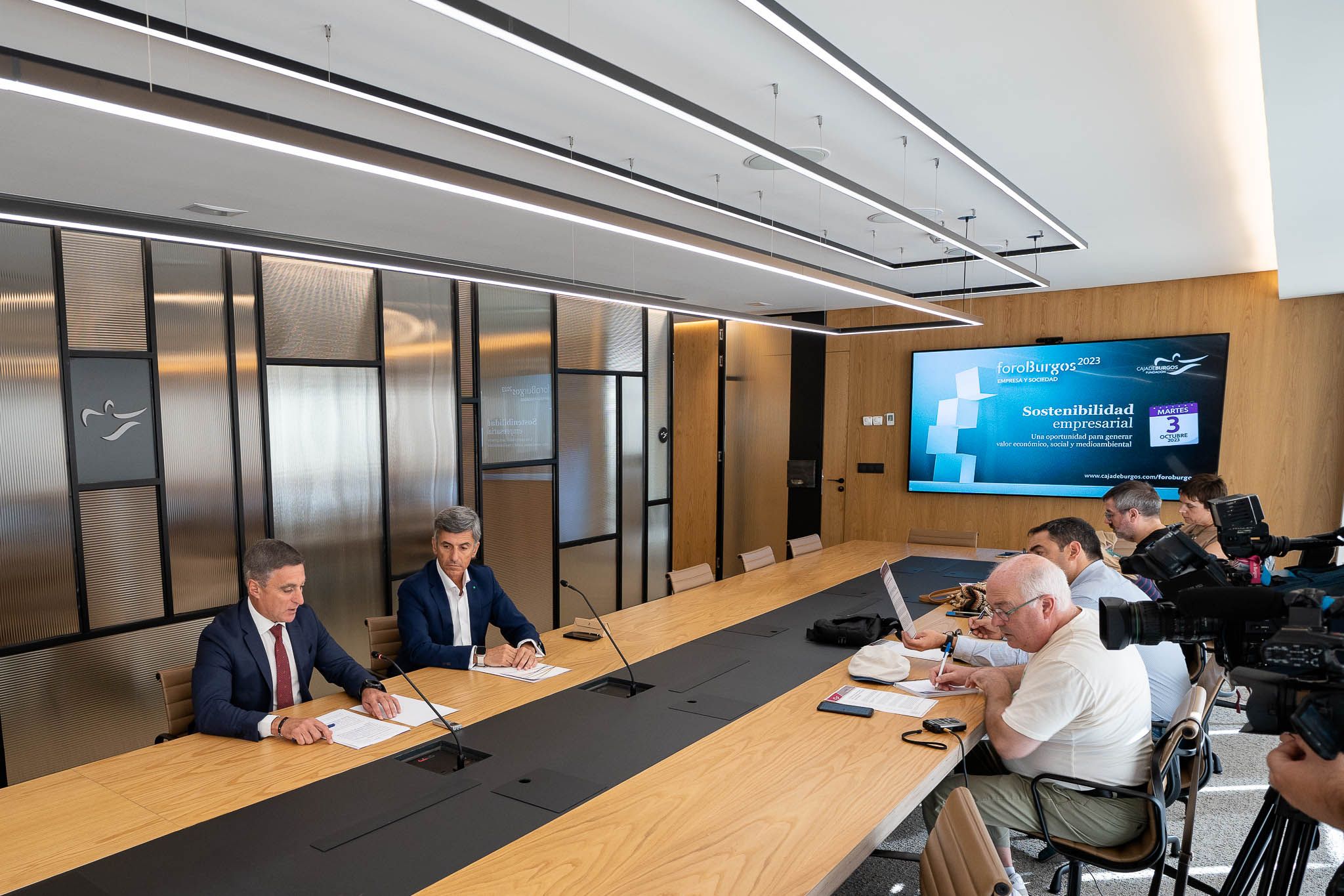 El director general de Fundación Caja de Burgos, Rafael Barbero, y el responsable del área de Dinamismo Empresarial, Javier Cuasante, en la rueda de prensa de la XV edición de foroBurgos