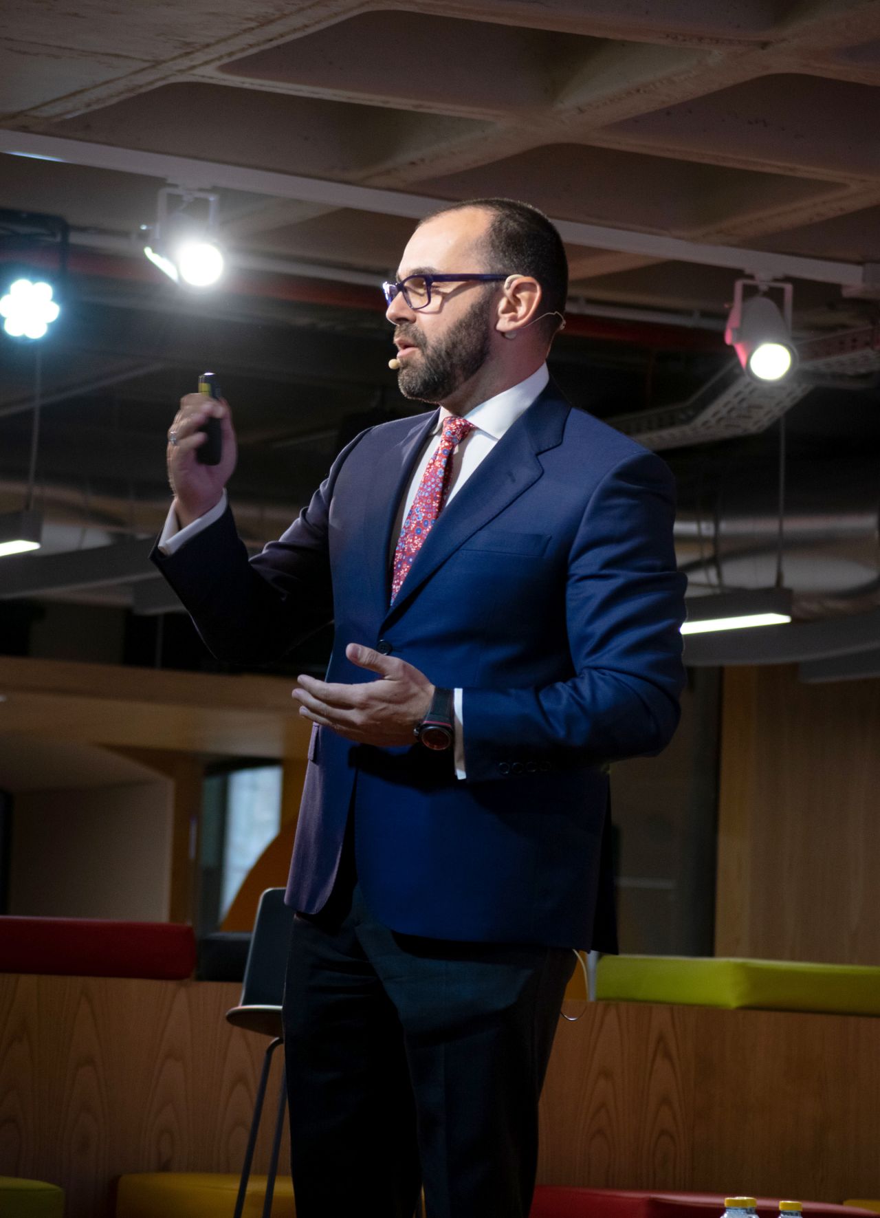 El consultor jurídico de Despachos BK ETL Global, Sergio Carpio durante la charla introductoria del neXworking