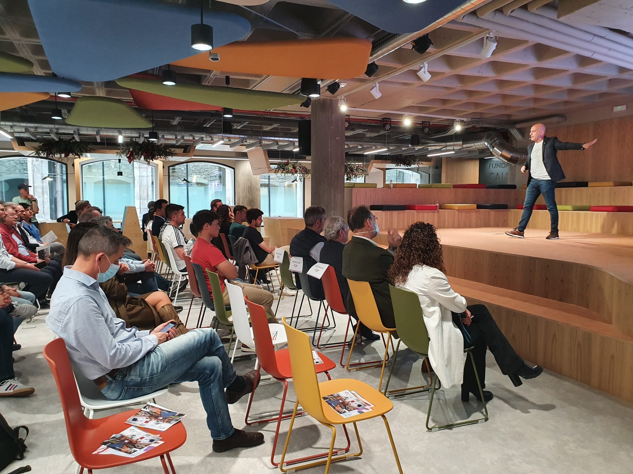 El entrenador del Burgos CF, Julián Calero, durante su charla de liderazgo en fundación Caja de Burgos