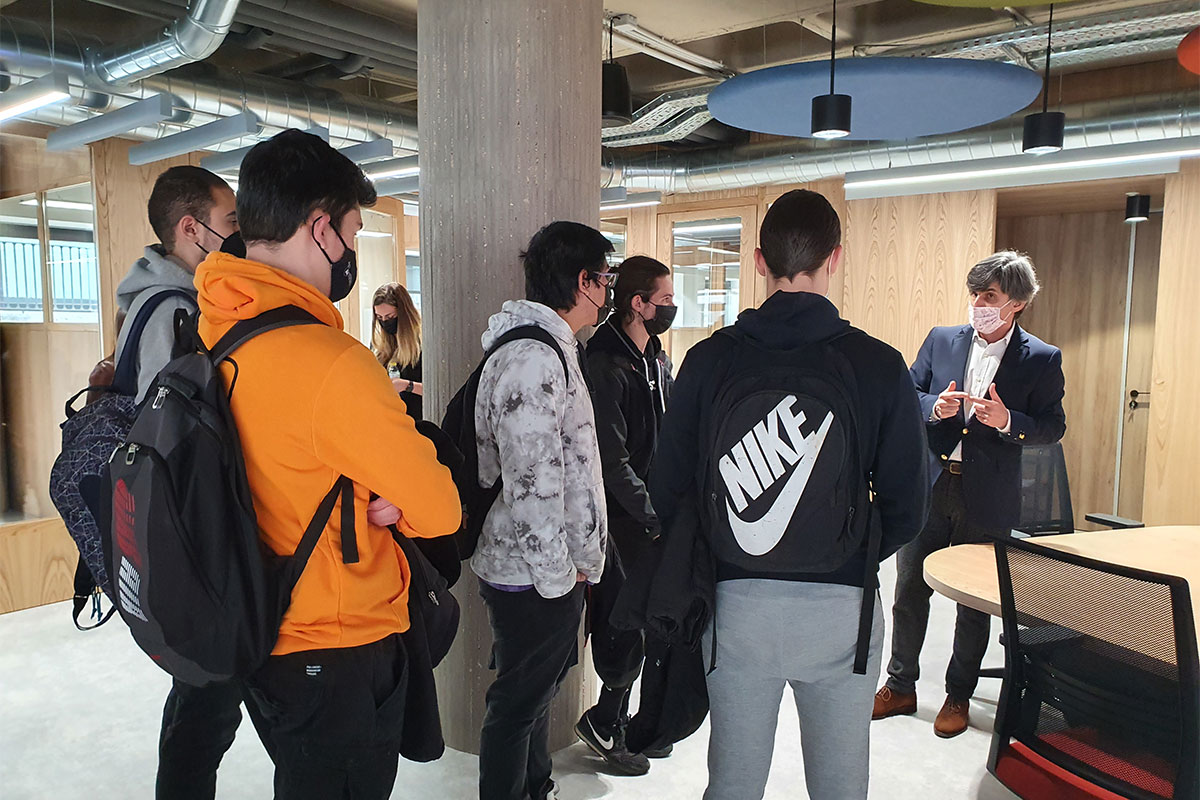 Javier Cuasante muestra a los estudiantes de la UBU el espacio coworking del Centro de Dinamismo Empresarial de Fundación Caja de Burgos