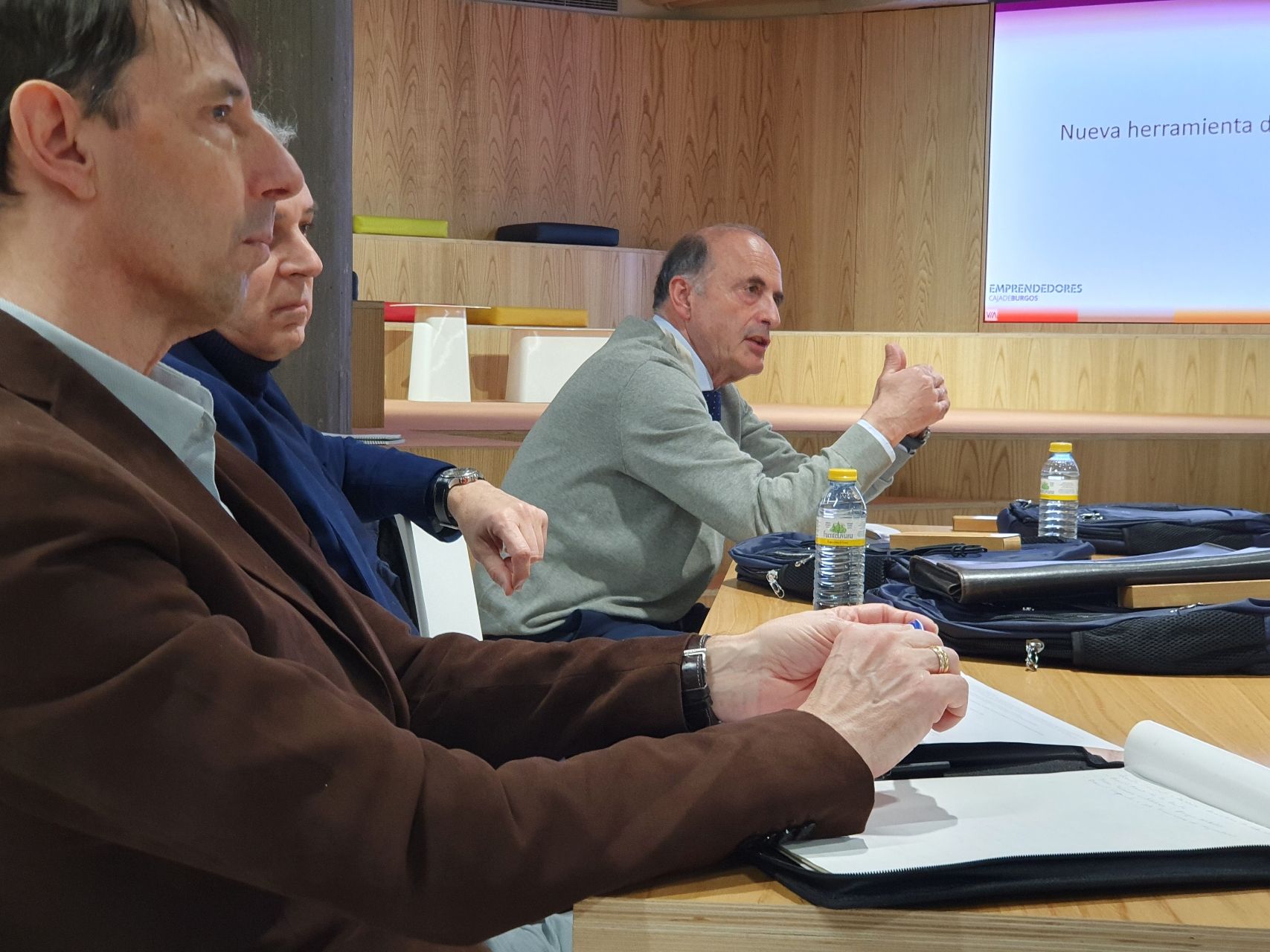 El director técnico del Programa Emprendedores, José María Vela, comenta algunos detalles a los mentores