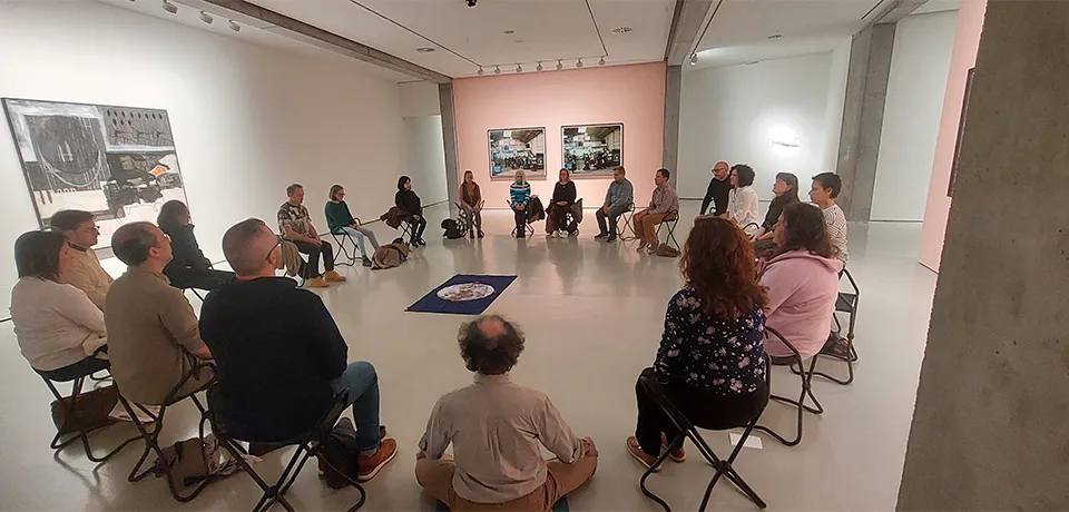 Personas meditando