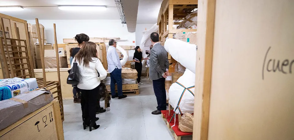 personas visitando los almacenes de un museo