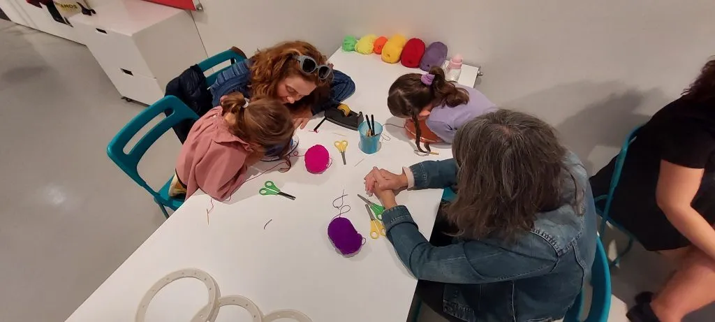 niños y adultos haciendo un taller creativo