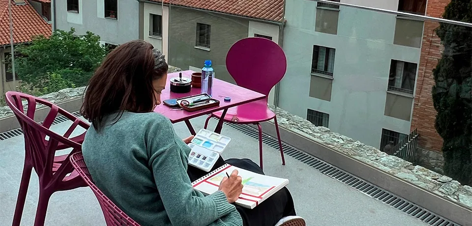 mujer pintado con acuarelas al aire libre