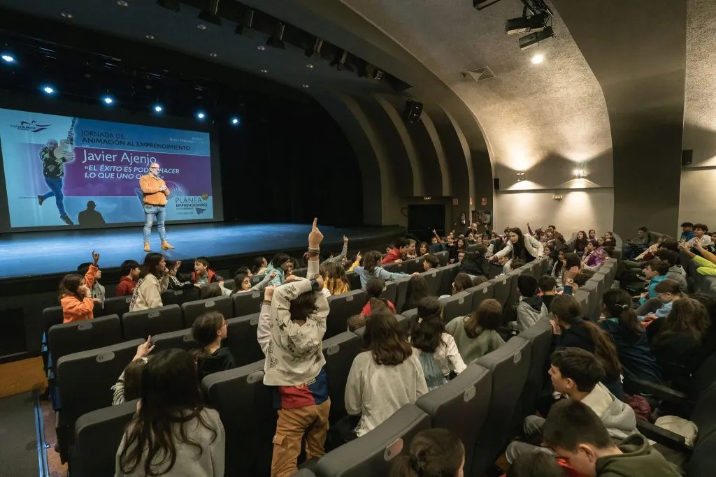 Javier Ajenjo durante su intervención en la Jornada de Animación al Emprendimiento de Burgos Javier Ajenjo interactúa con los escolares durante su intervención en la Jornada de Animación al Emprendimiento de Burgos