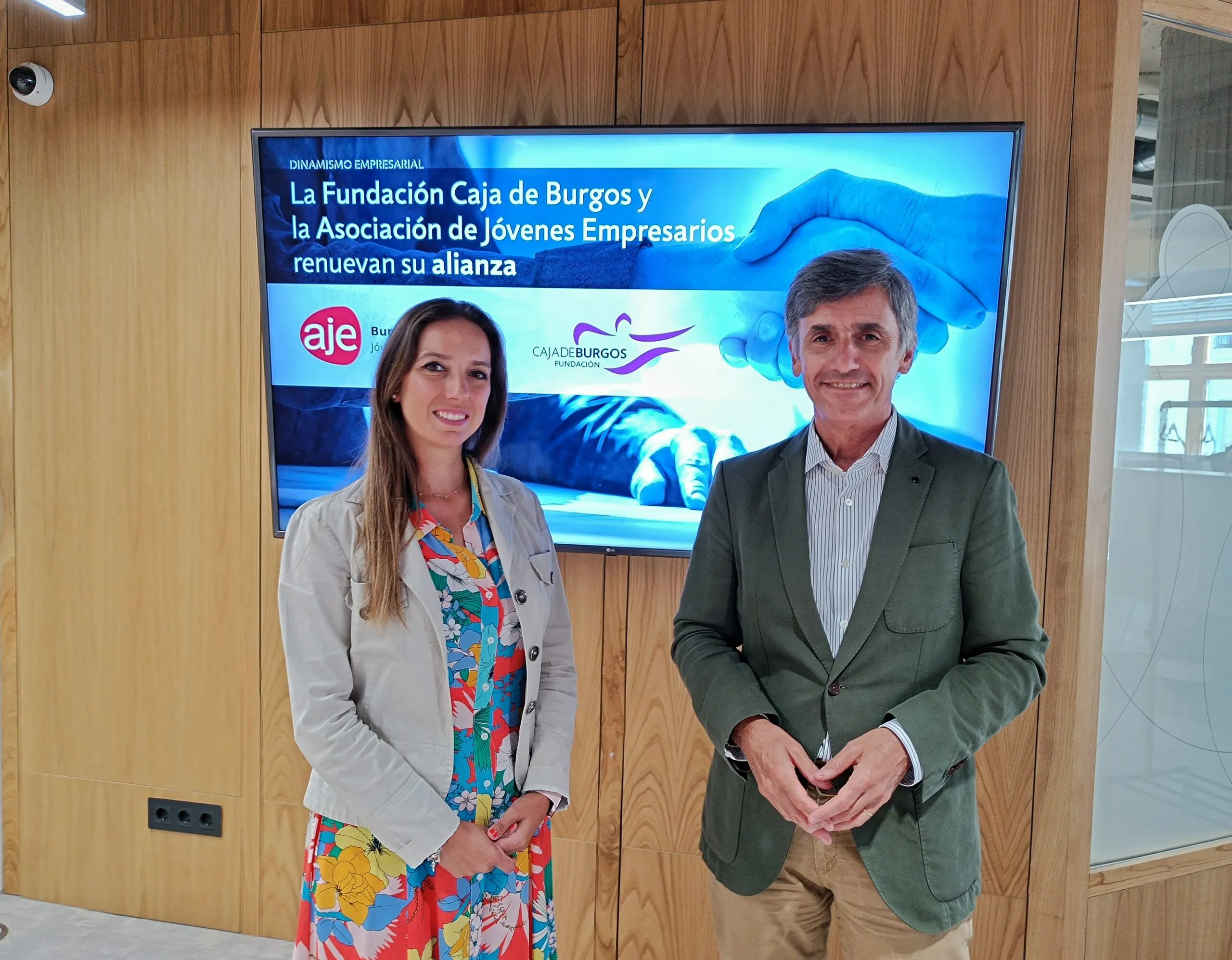 El responsable del Área de Dinamismo Empresarial, Javier Cuasante, en representación de Fundación Caja de Burgos, y la abogada y presidenta de AJE Burgos, Lucía Echevarrieta, durante la firma del convenio el pasado 8 de agosto.
