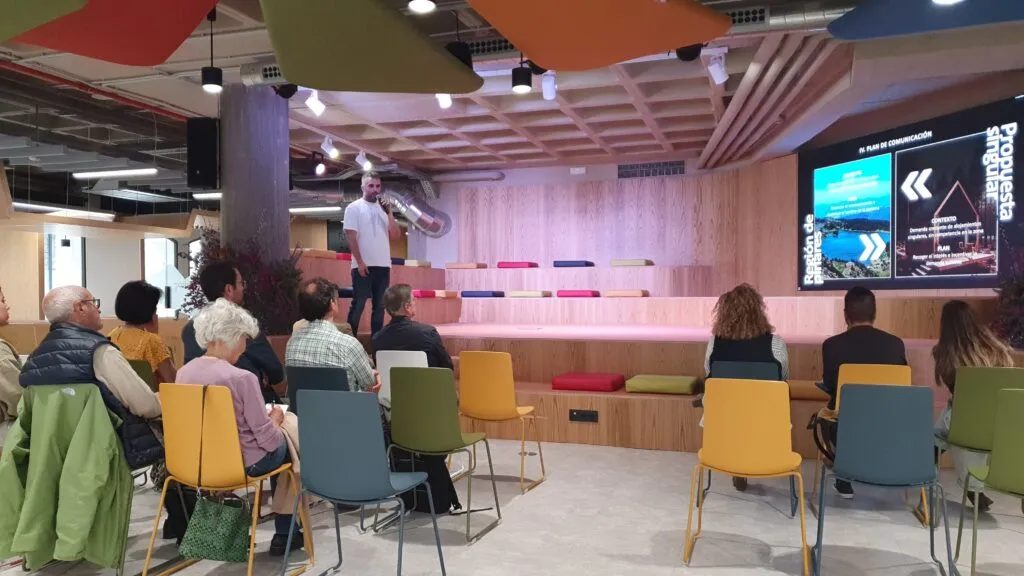 Héctor Abad, participante en 2025 en el programa de ayuda al emprendimiento innovador, durante la exposición de su proyecto Costa Oxígeno.