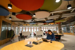 Una emprendedora trabaja en una zona común del Centro de Dinamismo Empresarial de Fundación Caja de Burgos