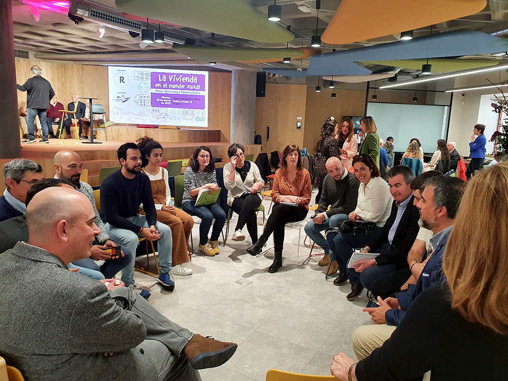 Los asistentes, divididos en grupos de trabajo, debaten en una dinámica participativa durante la jornada de vivienda rural