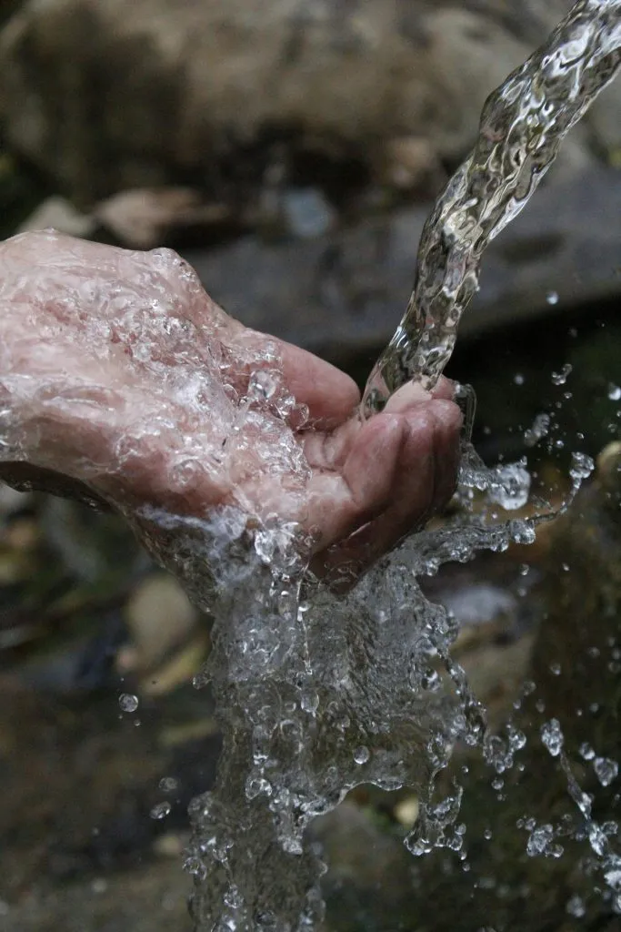 agua cayendo sobre una mano