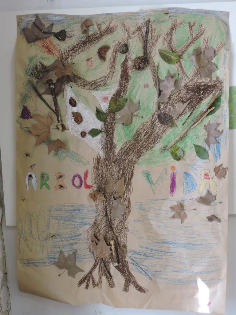 dibujo de un árbol con hojas puestas