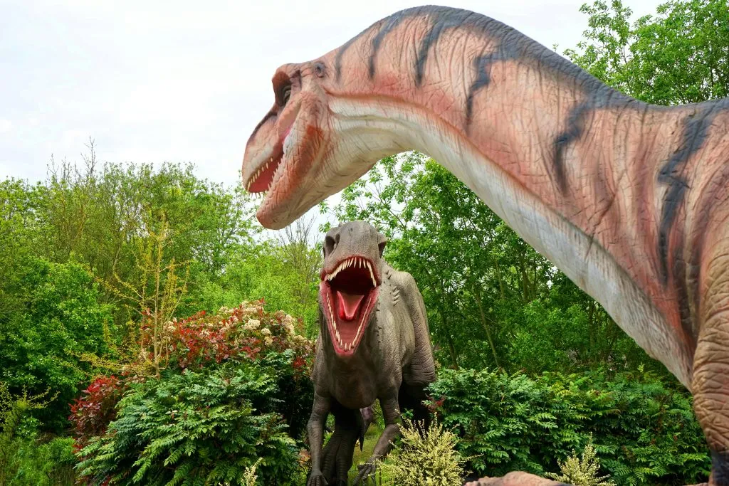 recreación de dos dinosaurios