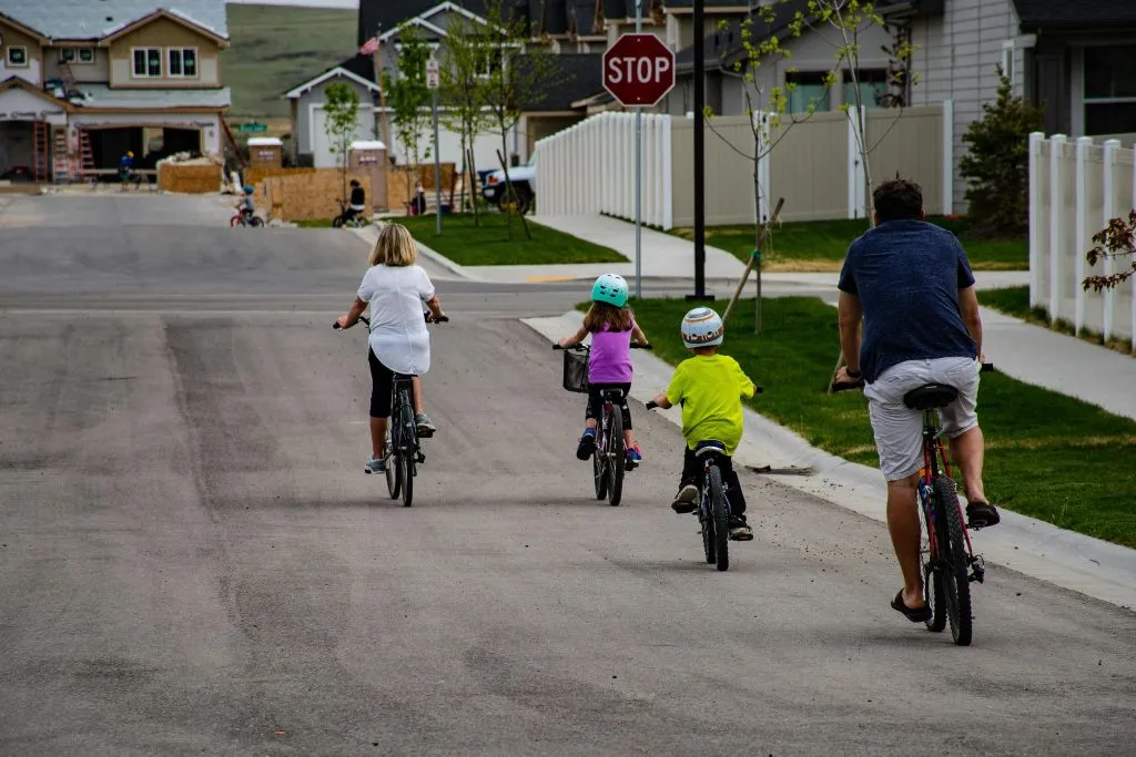 familia circulando en bicicleta por la carretera