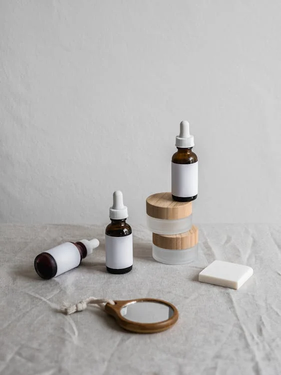 tarros y cuentagotas utilizados en cosmética natural