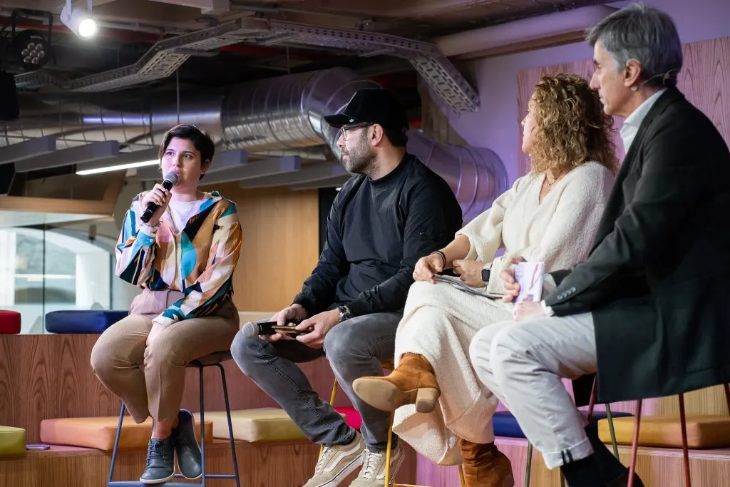 De izquierda a derecha: los emprendedores Ángela Monstes de Medora y Rafa Rodríguez del Val de Cagüen Socks acompañan a María Castilla y Javier Cuasante como responsables del programa Emprendedores