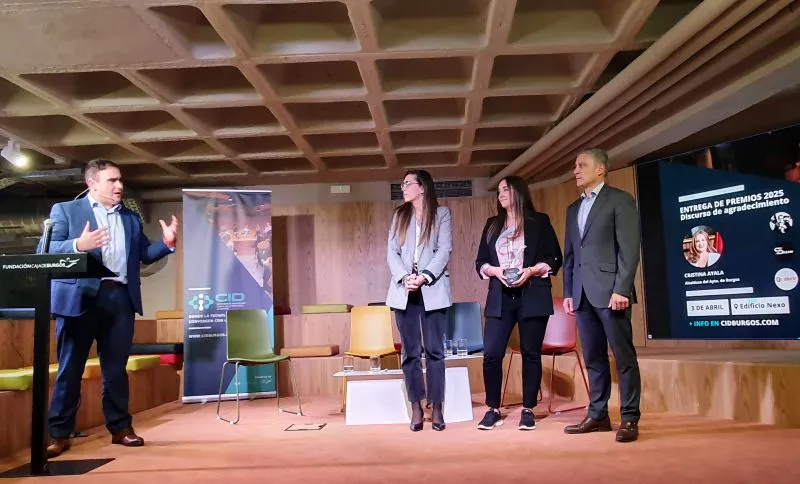 Javier López de GDG Burgos entrega uno de los premios a la empresa tecnológica Sazam