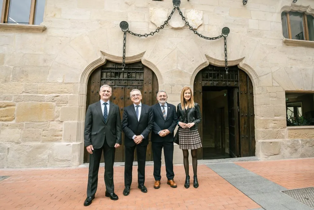 De izquierda a derecha: el director general de Fundación Caja de Burgos, Rafael Barbero; el presidente de la misma, Ginés Clemente; el subdelegado del Gobierno en Burgos, Pedro de la Fuente y la alcaldesa de Miranda de Ebro, Aitana Hernando, durante la inauguración de la Casa de las Cadenas