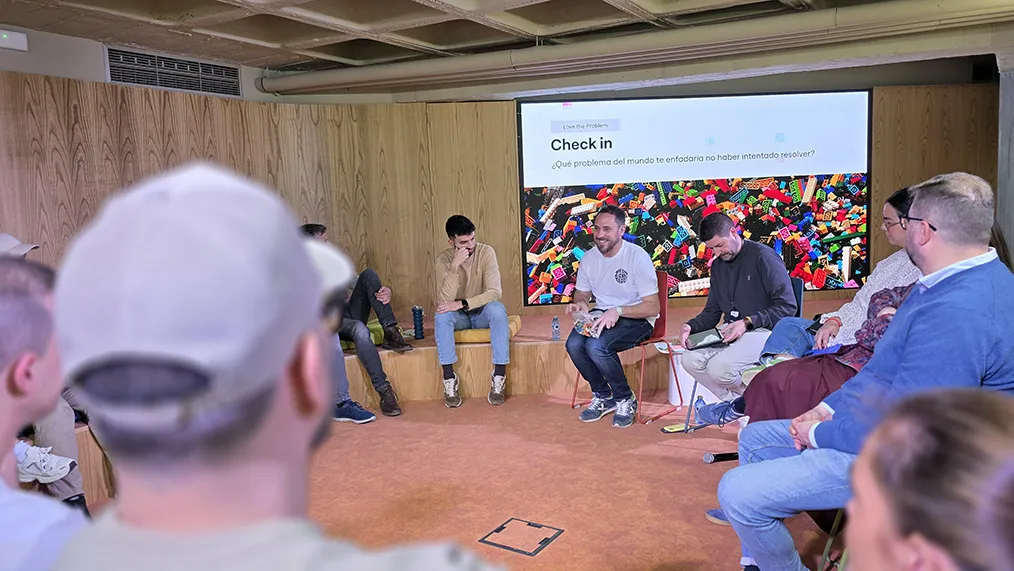 Asier Quesada imparte un taller sobre ideas de emprendimiento para los participantes de Nexo Emprende en Burgos